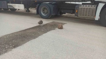 Bozuk yola ‘taşlı’ önlem şaşırttı
