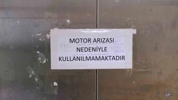 Bozulan asansörün üzerindeki kağıtta geçen komik diyalog dikkat çekti
