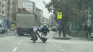 Bozulan motosikleti ayağıyla ittirerek götürdü
