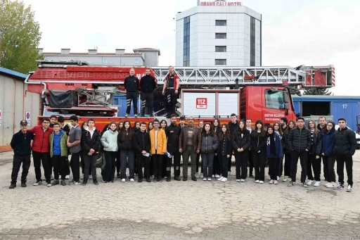 Bozüyük Belediyesi İtfaiyesi’nden Afetlere Hazırlık Kulübü öğrencilerine yangın eğitimi
