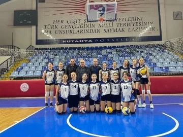 Bozüyüklü kızlar voleybolda bölge şampiyonu oldu
