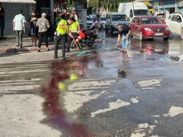 Kan gölüne dönen yolu polis temizledi