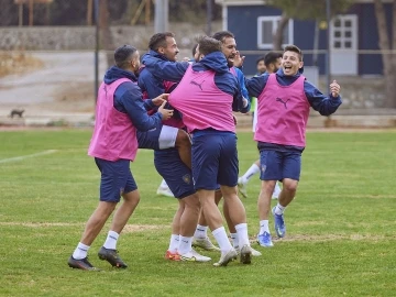 Bucaspor 1928’in antremanlarında neşeli takım ruhu hakim