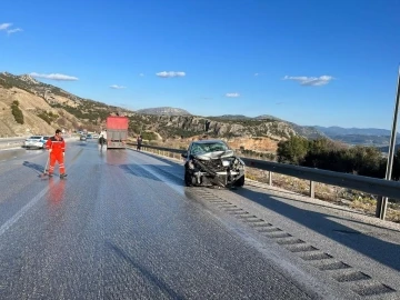 Burdur-Antalya karayolunda kamyon ile otomobil çarpıştı: 1 yaralı
