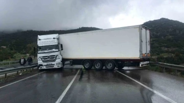 Burdur-Antalya karayolunda tır yolu kapattı, uzun araç kuyruğu oluştu
