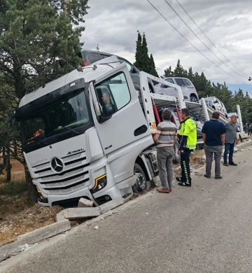 Burdur’da araba yüklü tır şarampole dalarak toprak zemine saplandı
