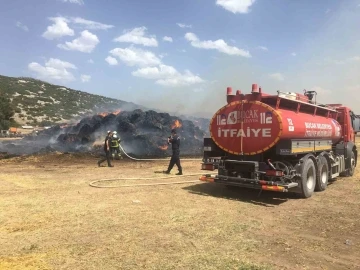 Çıkan yangında 300 ton saman balyası kül oldu