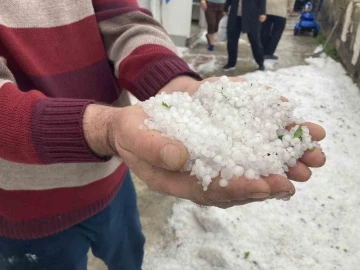 Burdur’da dolu hayatı felç etti