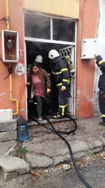 Burdur’da göçmenlerin kaldığı binada yangın çıktı, 7 kişi kurtarıldı
