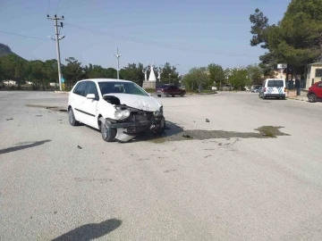 Burdur’da kavşağa kontrolsüz giren 2 otomobil çarpıştı: 1 yaralı
