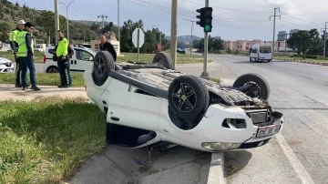 Burdur’da kontrolden çıkan otomobil refüje devrildi: 1  yaralı
