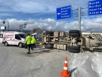 Burdur’da kontrolden çıkan tır devrildi: 1 yaralı
