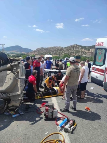 Burdur’da otomobil şarampole devrildi: 5 yaralı
