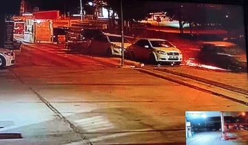 Burdur’da otomobilin park halindeki araçlara ve refüjdeki ağaca çarptığı anların görüntüsü ortaya çıktı
