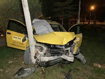 Burdur’da polisin &quot;dur&quot; ihtarına uymayan ehliyetsiz ve alkollü taksi sürücüsü çay bahçesine daldı
