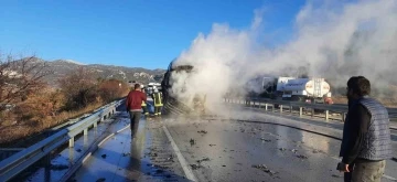 Burdur’da seyir halindeki tır yanarak kullanılamaz hale geldi
