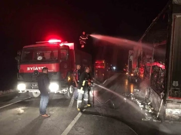 Burdur’da seyir halindeki tırın dorsesi yandı
