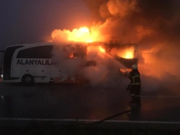 Burdur’da seyir halindeki yolcu otobüsü tamamen yandı
