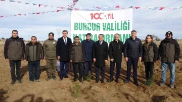 Burdur’da Valilik 100’üncü Yıl Hatıra Ormanı’nda bin fidan toprakla buluştu
