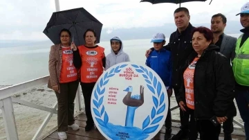 Burdur Gölü’nde kuraklığa dikkat çekmek için çöp toplama etkinliği
