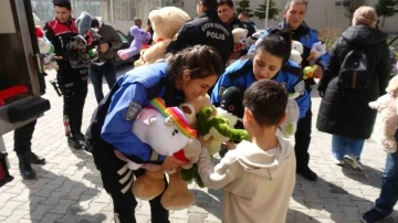 Burdur polisi yurtta kalan depremzede çocuklara oyuncak dağıttı
