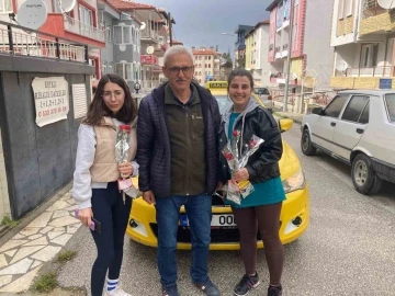 Burdurlu taksicilerden Kadınlar Günü’nde karanfilli jest
