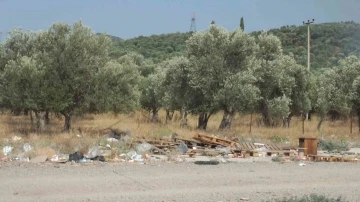 Burhaniye’de çöplük yangınına köpüklü müdahale
