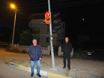 Burhaniye’de hasarlı trafik ışığı ilgi bekliyor
