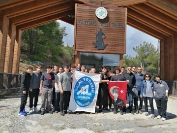 Burhaniye’de liseli gençler Kazdağlarının endemik bitkilerini inceledi
