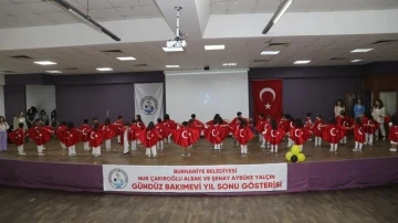 Burhaniye’de minik öğrencilerin mezuniyet coşkusu
