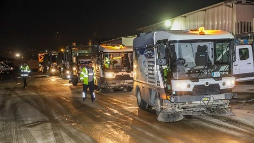 Bursa Büyükşehir Belediyesi temizlik çalışmalarına gece gündüz demeden devam ediyor