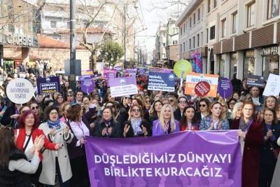 Bursa Cumhuriyet Caddesi'nde kadın yürüyüşü