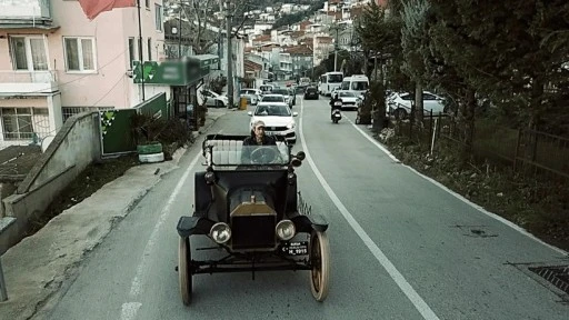 Bursa'da 110 yaşındaki aracıyla tüm dikkatleri üzerine çekiyor