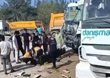 Bursa’da 2 hafriyat kamyonu kafa kafaya çarpıştı: 1’i ağır, 2 yaralı