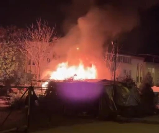 Bursa Vişne Caddesi'nde bir depo küle döndü 