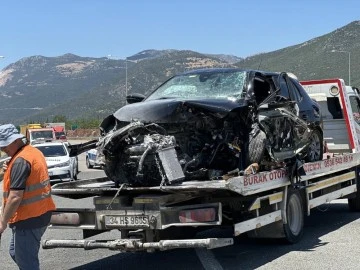 Bursa’da bir kişinin öldüğü kazada otomobilin motoru yerinden fırladı