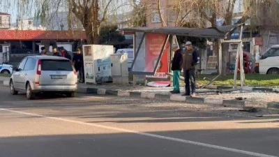 Bursa'da bir otomobil otobüs durağına girdi 