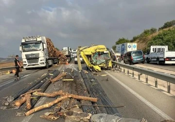 Bursa’da bir TIR, tomruk yüklü TIR'a çarptı: Ortalık savaş alanına döndü