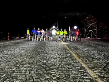 Bursa’da bisiklet tutkunları iftar sonrası Uludağ’a pedal çevirdi