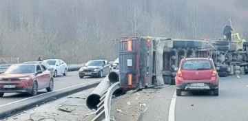 Bursa’da boru yüklü tır devrildi: 1 yaralı