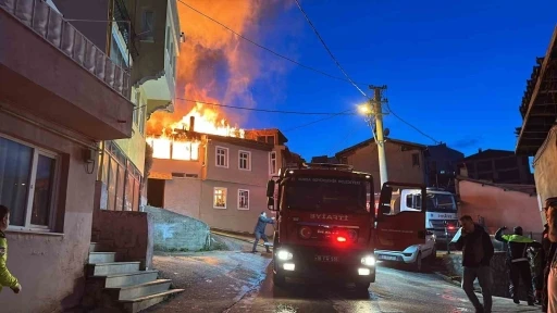 Bursa’da çıkan yangında 3 ev kullanılamaz hale geldi