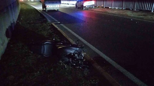 Bursa’da direğe çarpan motosiklet ikiye bölündü: 1 yaralı