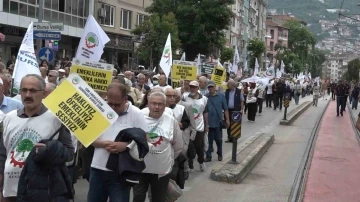 Emekliler yürüyüşünde mesaj; 'Bu maaşla yaşanmaz!'