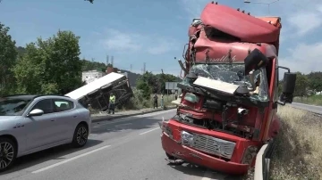 Bursa’da kamyon ile çarpışan TIR şarampole uçtu