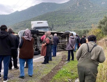 Bursa'da kamyon ile yolcu minibüsü çarpıştı: 3 yaralı