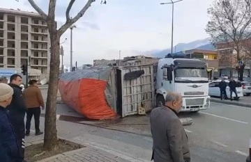 Bursa'da kamyonun devrilme anı kameralarda