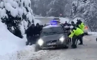 Bursa’da karlı yolda vatandaşlar mahsur kaldı