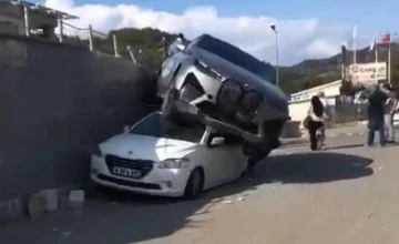 Bursa’da kontrolden çıkan cip, park halindeki aracın üzerine düştü