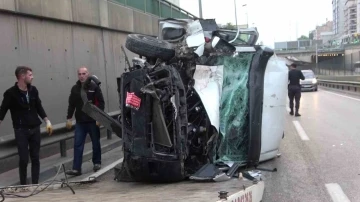 Bursa’da kontrolden çıkan ticari minibüs devrildi: 1 yaralı
