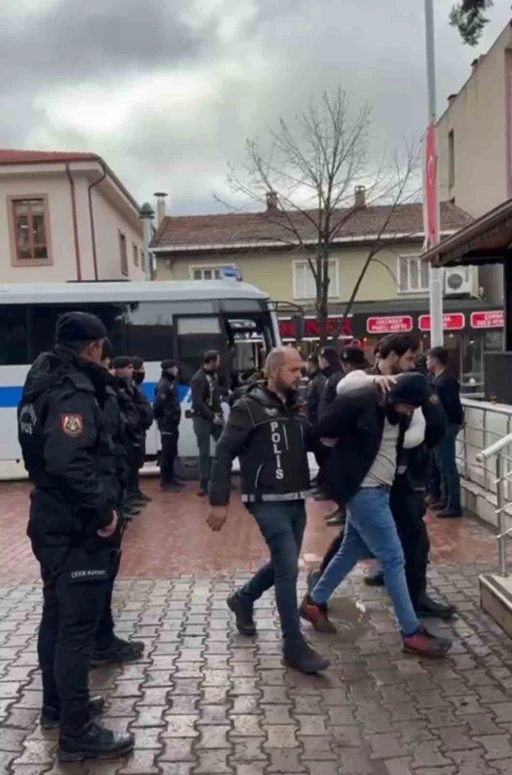 Bursa’da küme evlerine operasyon : 6 şüpheli yakalandı 1 polis memuru yaralandı